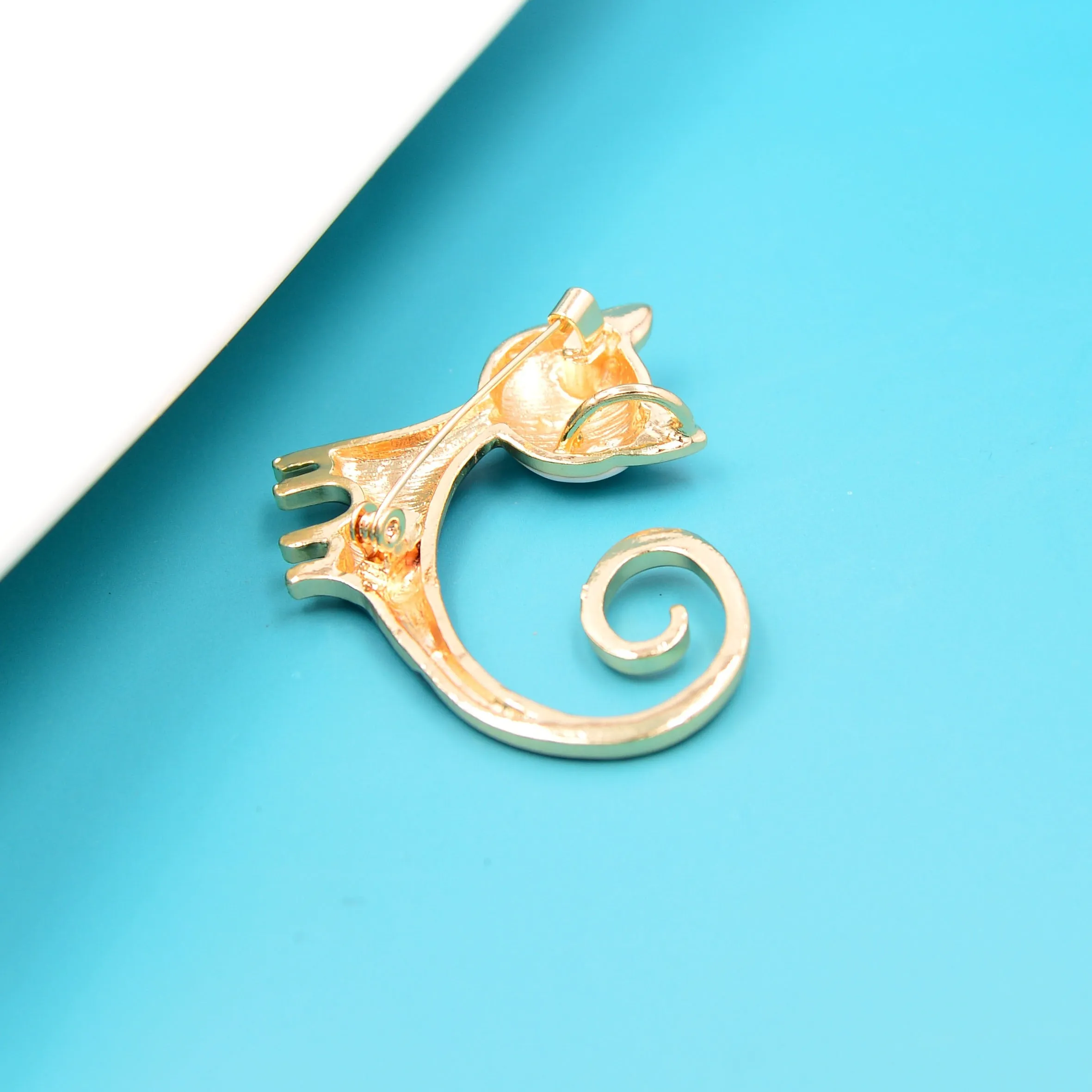Enamel Cute Cat Brooches For Women Kitty Pin 2 Colors